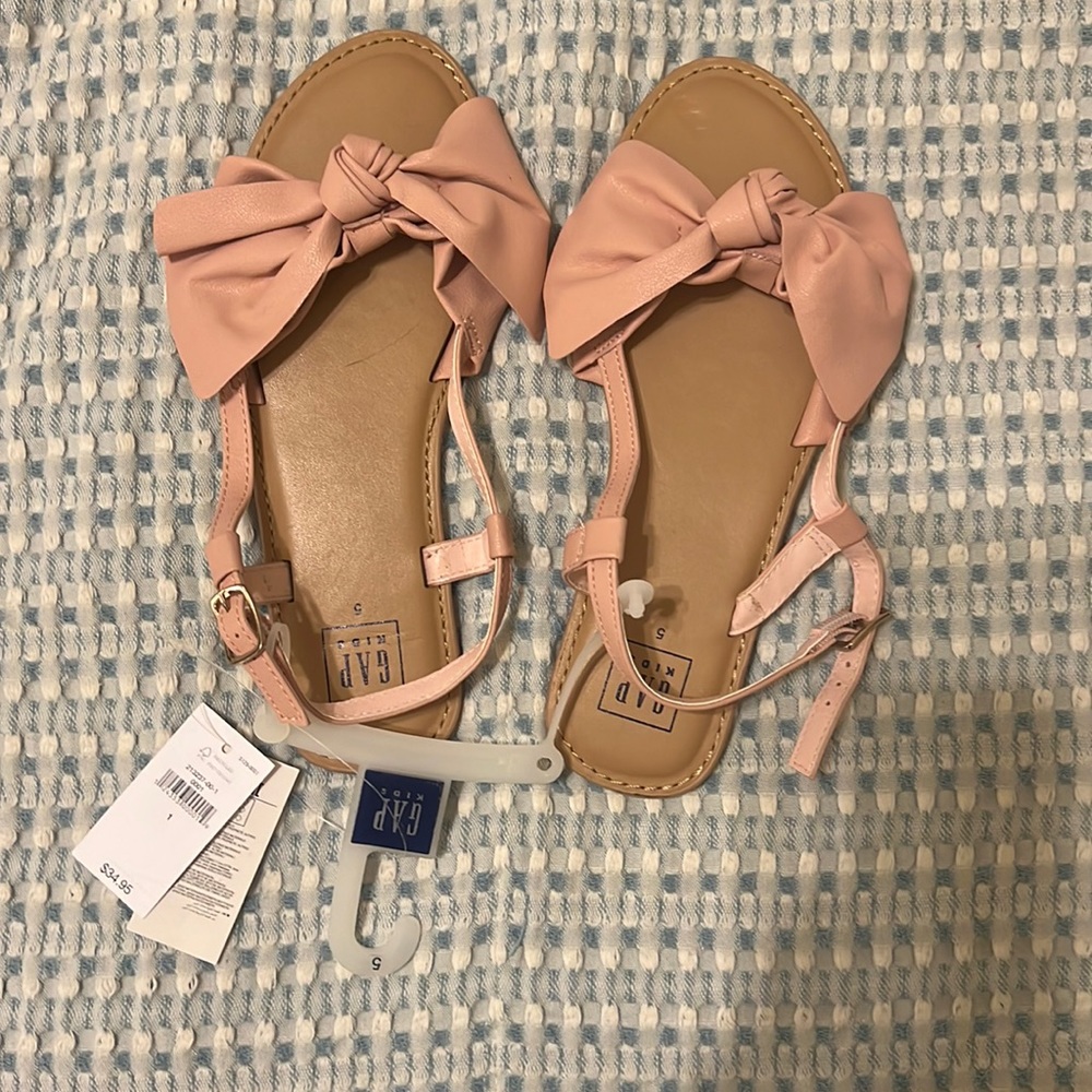 NWT Gap Girls Sandals. Pink. Size 5 Youth.